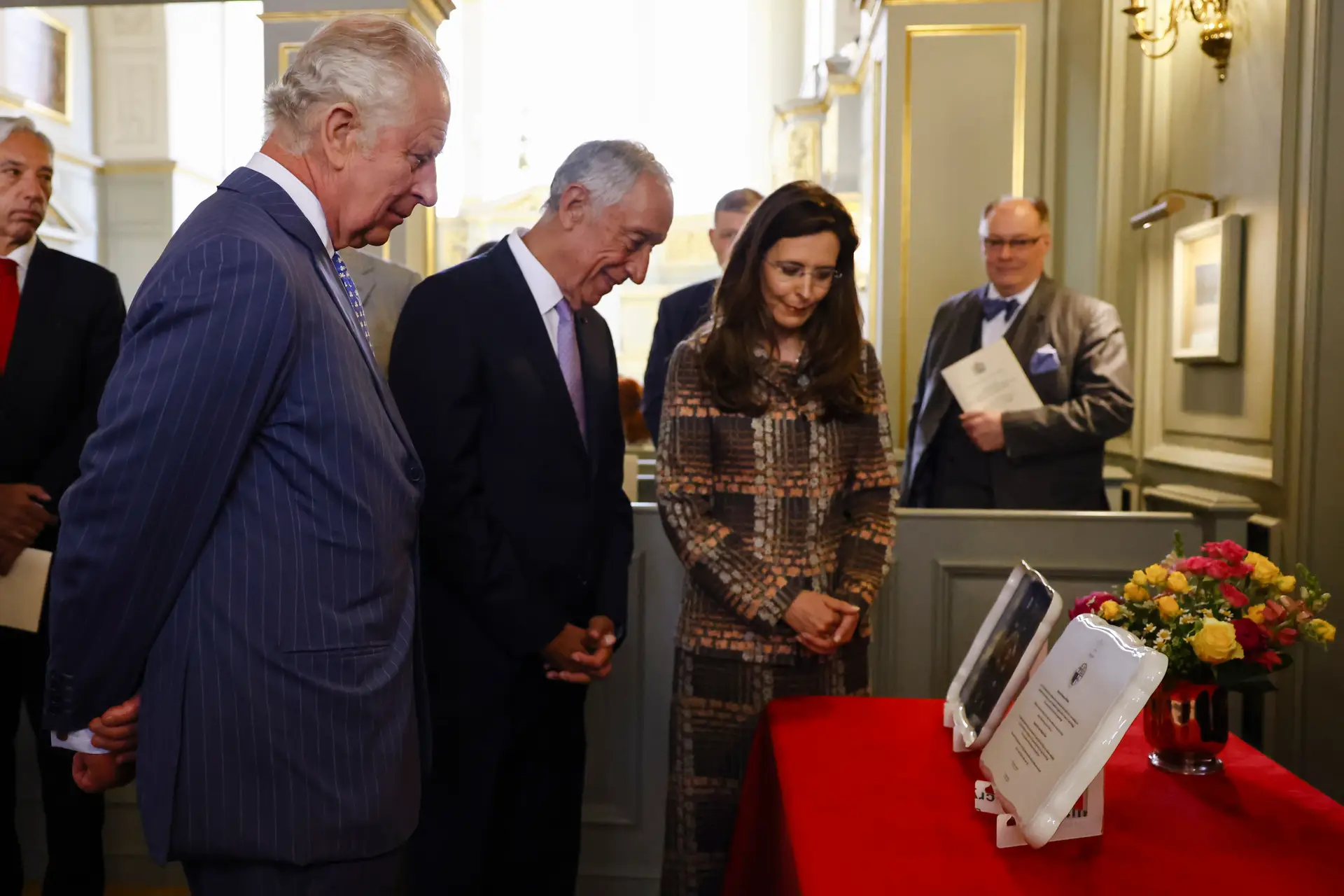 Carlos III e Marcelo Rebelo de Sousa observaram o original do Tratado de Amizade assinado a 16 de junho de 1373, na companhia de Maria João Rodrigues de Araújo, presidente da comissão organizadora dos festejos dos 650 anos da mais velha aliança
