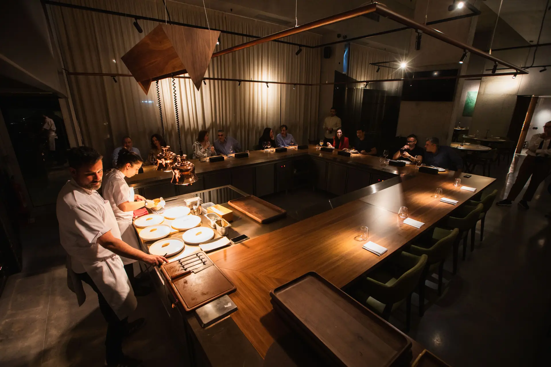 Alta cozinha em lume brando e vinhos incomuns desfilam no balcão de novo restaurante no Porto