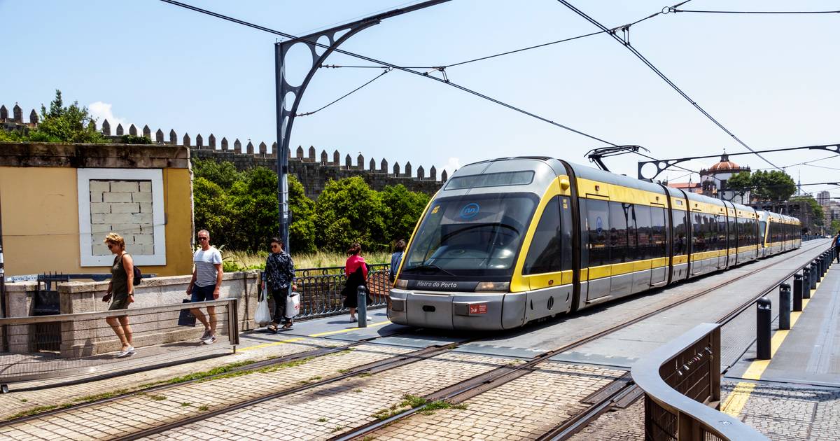 Metro do Porto vai funcionar durante toda a noite de São João com veículos duplos