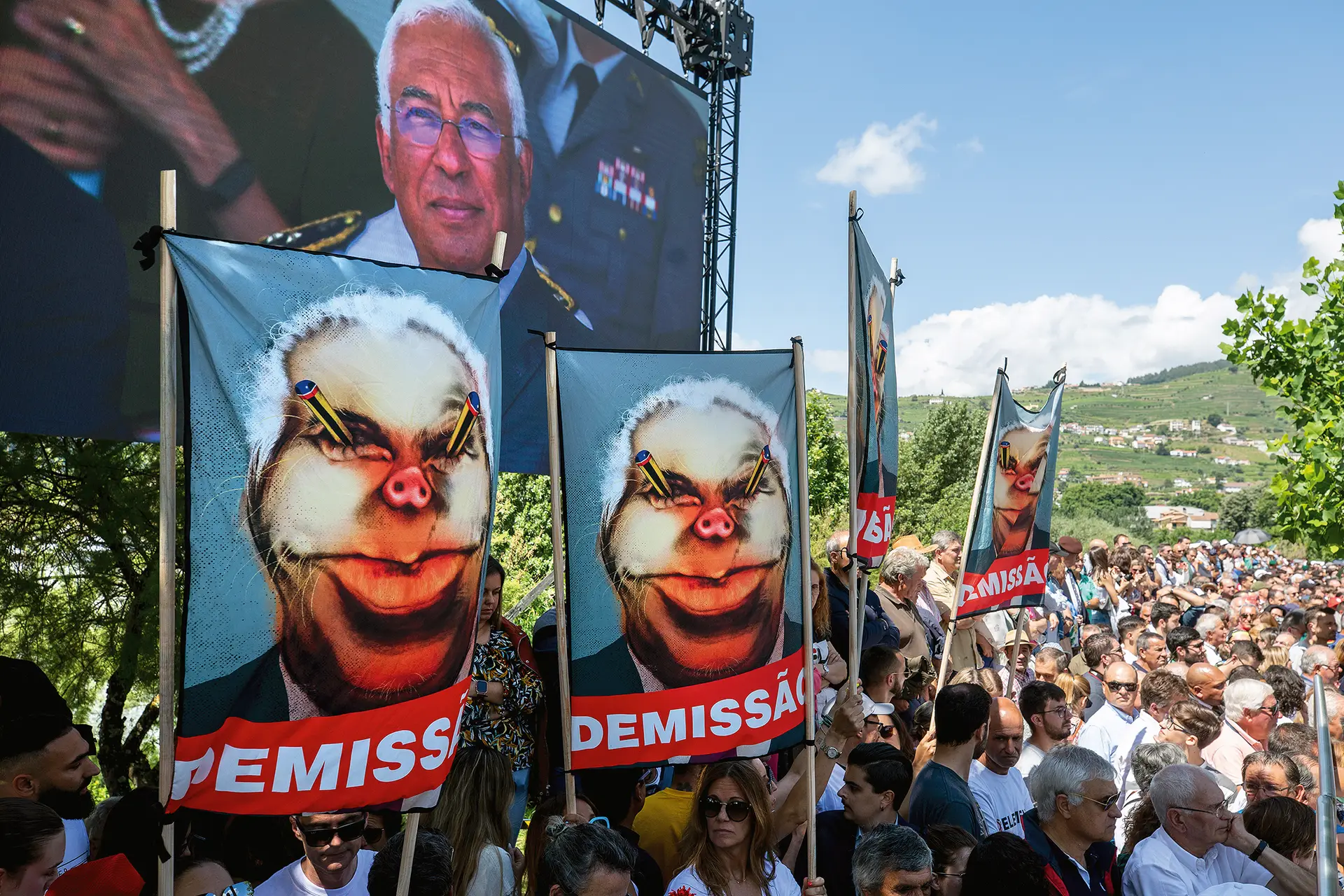 Houve duas manifestações na Régua: uma da Fenprof e outra, inorgânica, com os polémicos cartazes