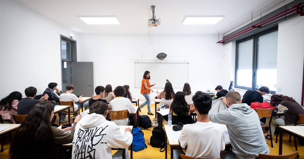 Júri de Exames começou a enviar classificações do secundário às escolas, mas há alunos que vão ficar sem saber a nota