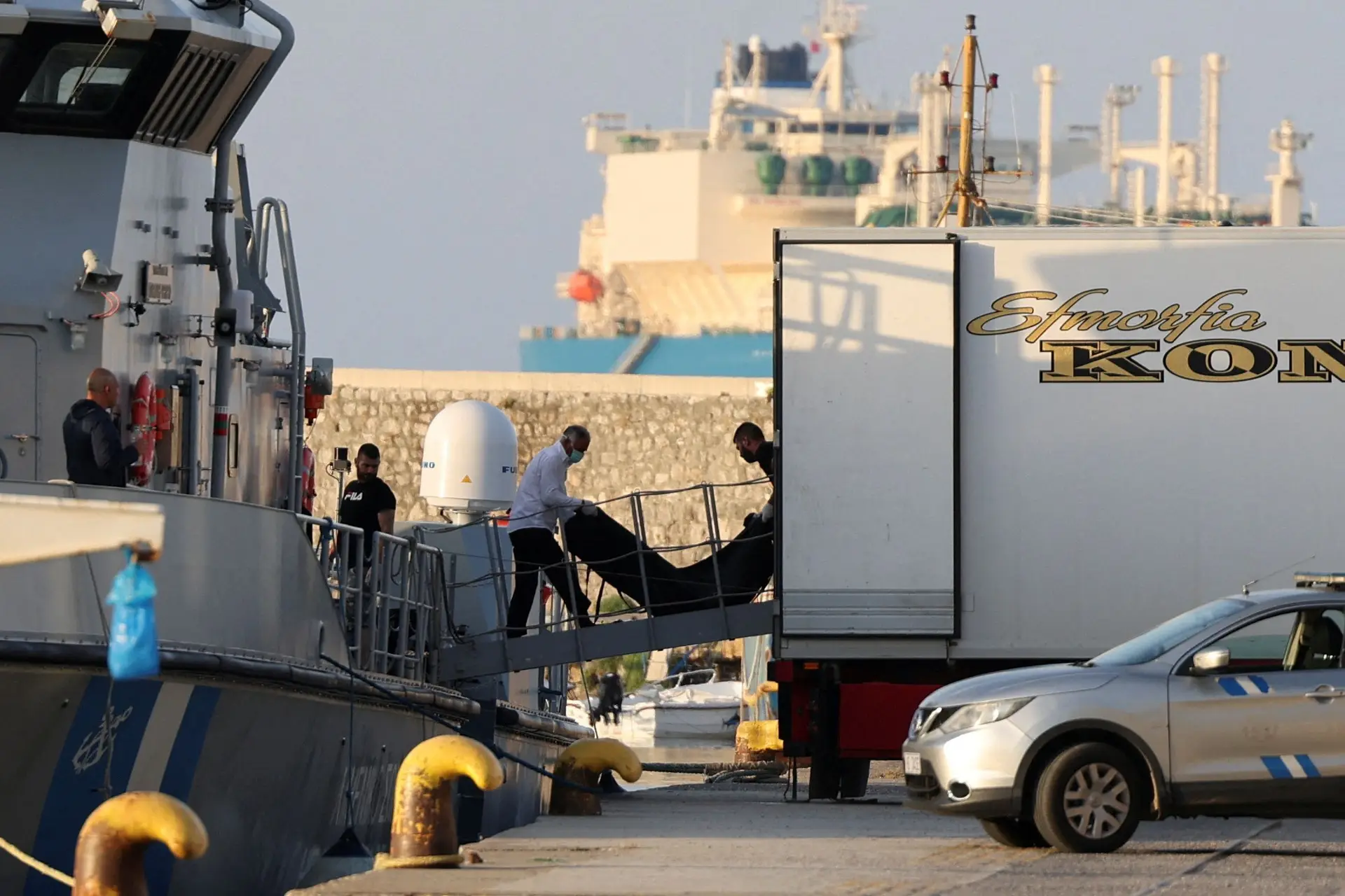 Cadáver transportado no porto de Kalamata, na Grécia