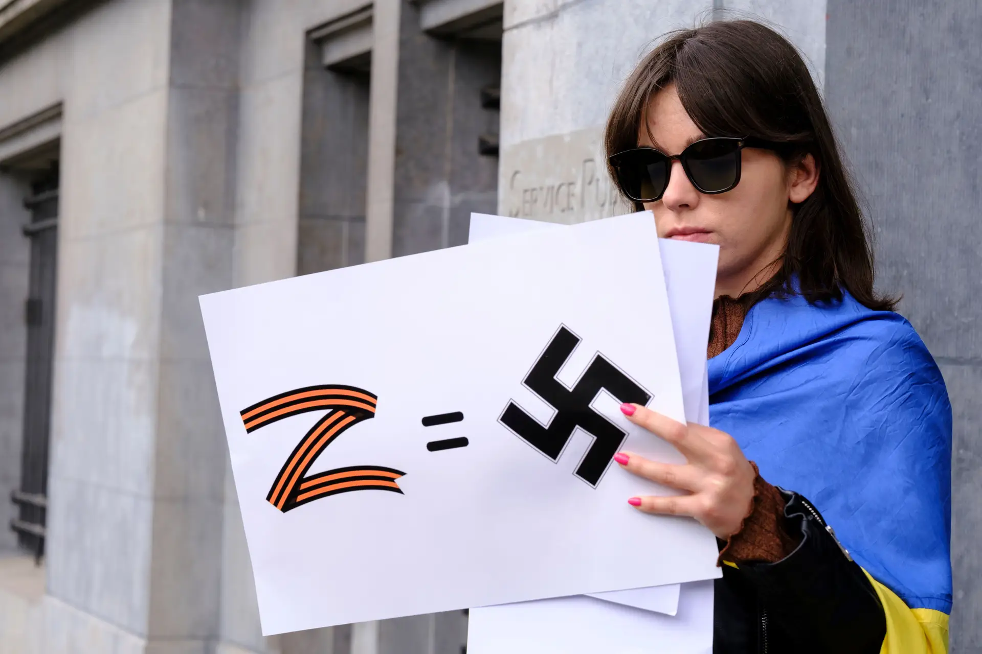 Uma ucraniana compara o símbolo usado pelas Forças Armadas russas ao símbolo nazi