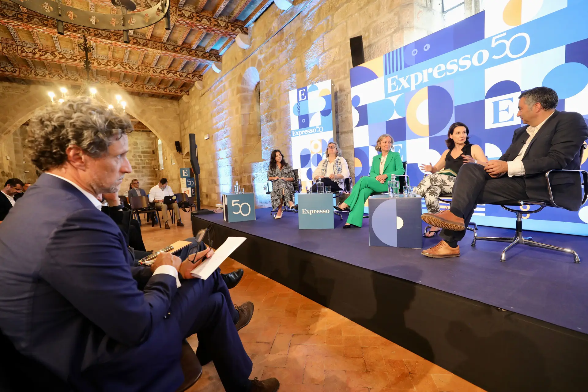 João Vieira Pereira, diretor do Expresso, assiste ao debate moderado pela jornalista Joana Ascensão. A conversa contou com a participação de Teresa Andresen (arquiteta paisagista), Manuela Vaz (Accenture Portugal), Margarida Rodrigues (Fundação José Neves) e Fernando Alexandre (Universidade do Minho)