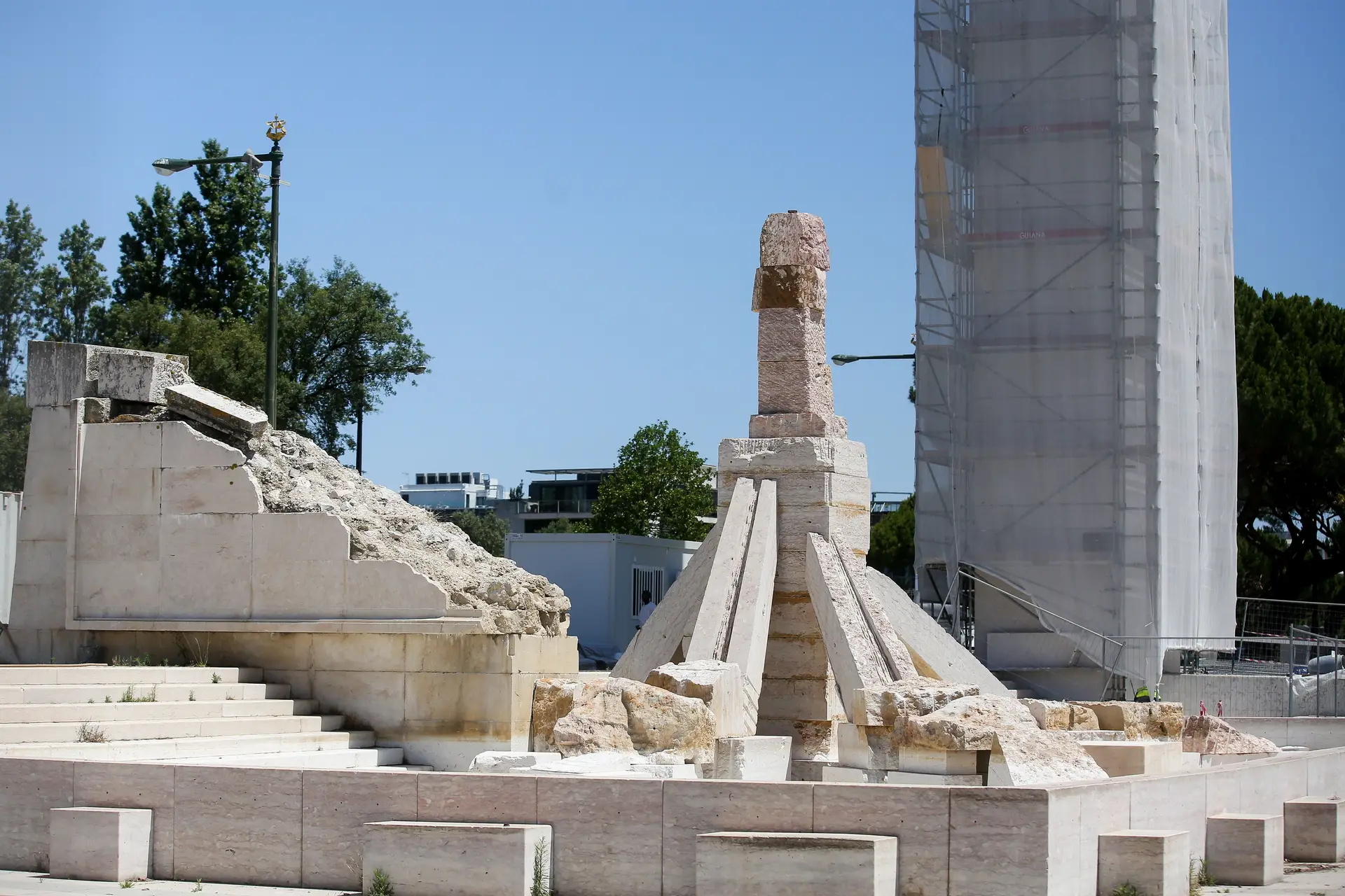 Nem tapar nem retirar: obras já começaram, mas Câmara de Lisboa garante que peça central de Cutileiro fica onde está durante a JMJ