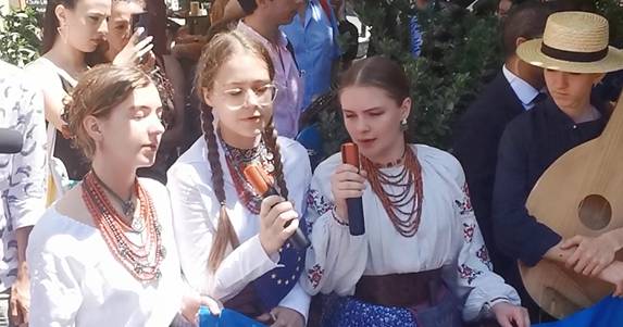 “Obrigado pelo que tem feito pelo nosso país”. Grupo de música tradicional ucraniana cantou para Metsola em Lisboa