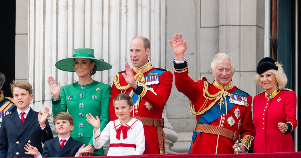 Carlos III presidiu pela primeira vez ao desfile que assinala aniversário do monarca
