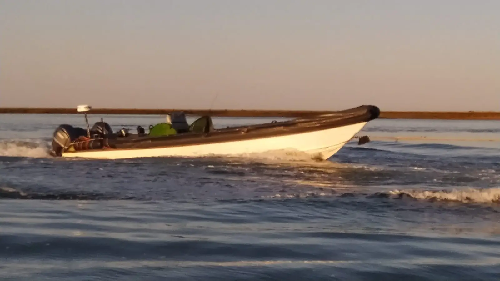 Lancha rápida suspeita de tráfico de droga apreendida e rebocada para o porto de Faro