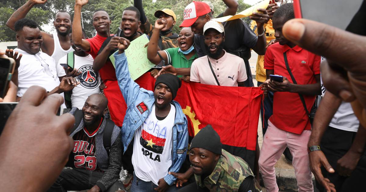 Quase uma centena de manifestantes detidos vão a julgamento sumário em Angola