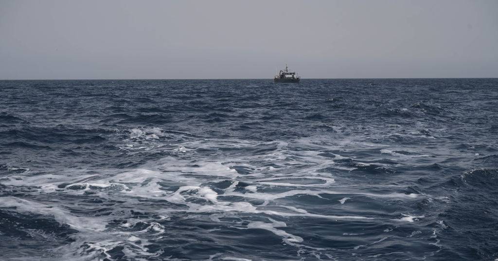 Foram resgatados 117 migrantes que seguiam num barco proveniente da Líbia