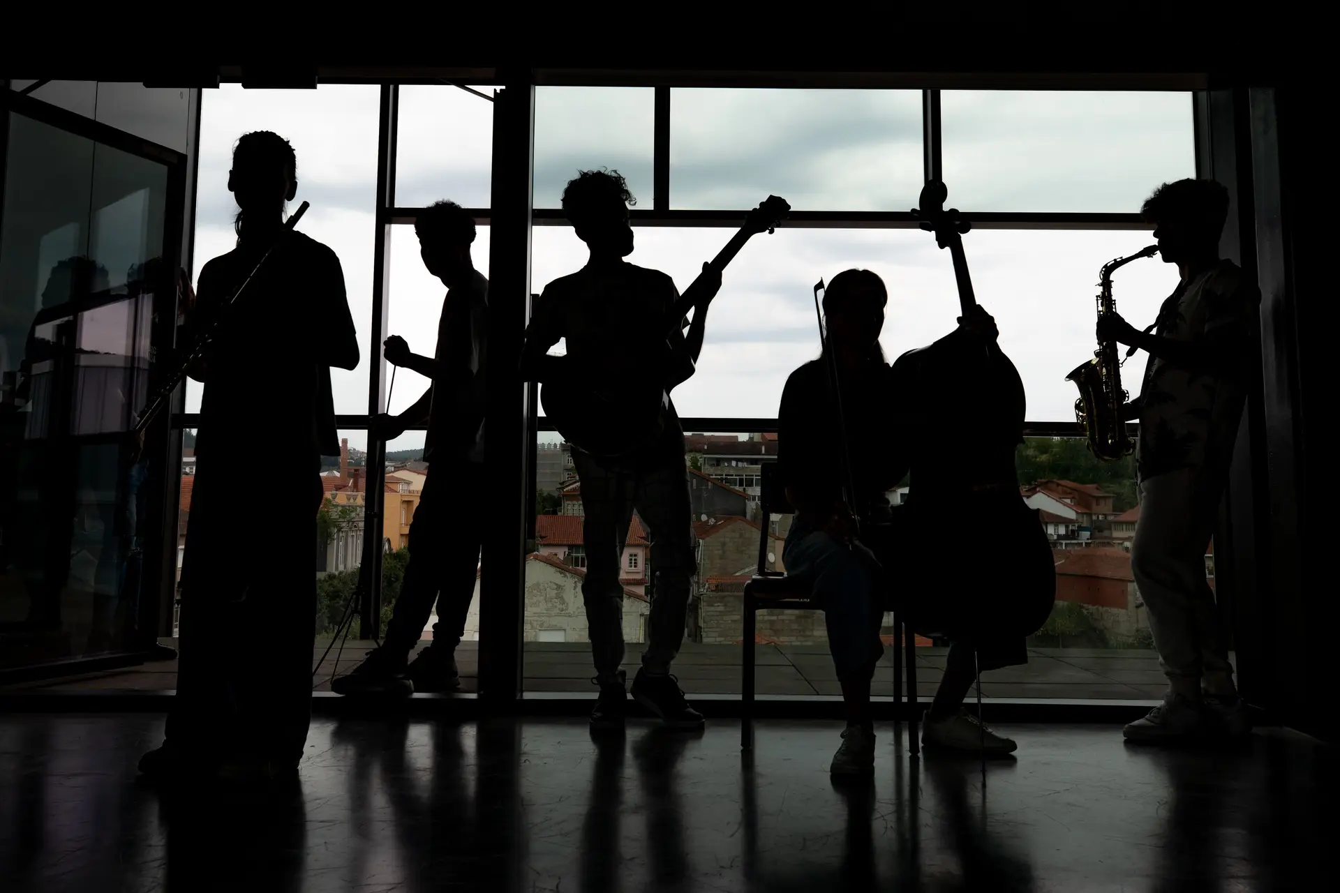 Este grupo de jovens refugiados afegãos foi acolhido pela Casa da Caldeirôa e encontra-se a estudar música no Conservatório de Guimarães.