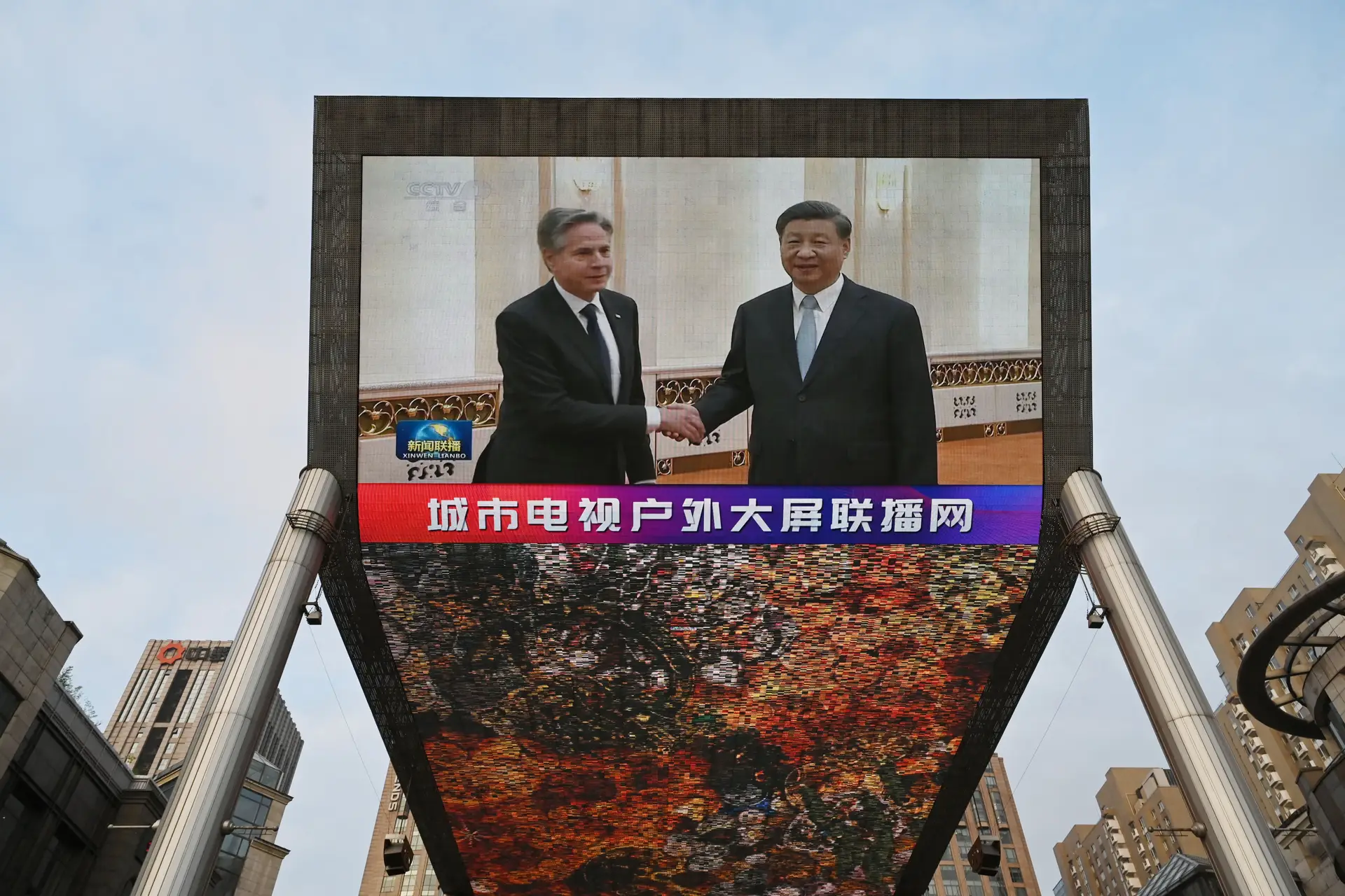 Imagem da TV pública chinesa a mostrar o encontro entre o secretário de Estado Antony Blinken e o Presidente Xi Jinping 
