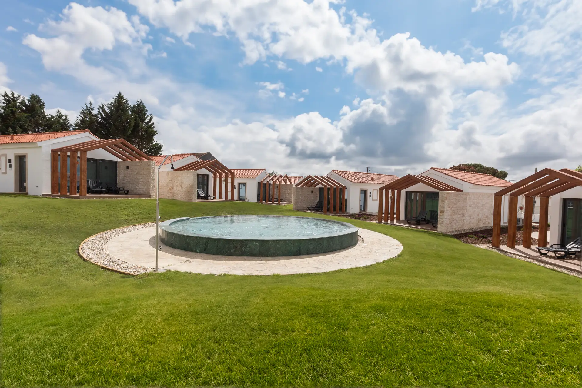 A pensar nas famílias, as novas vilas temáticas deste hotel em Alcobaça prestam homenagem à história local
