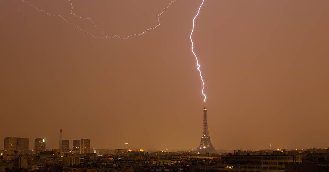 A Torre Eiffel foi (de novo) atingida por um relâmpago e a internet está a adorar