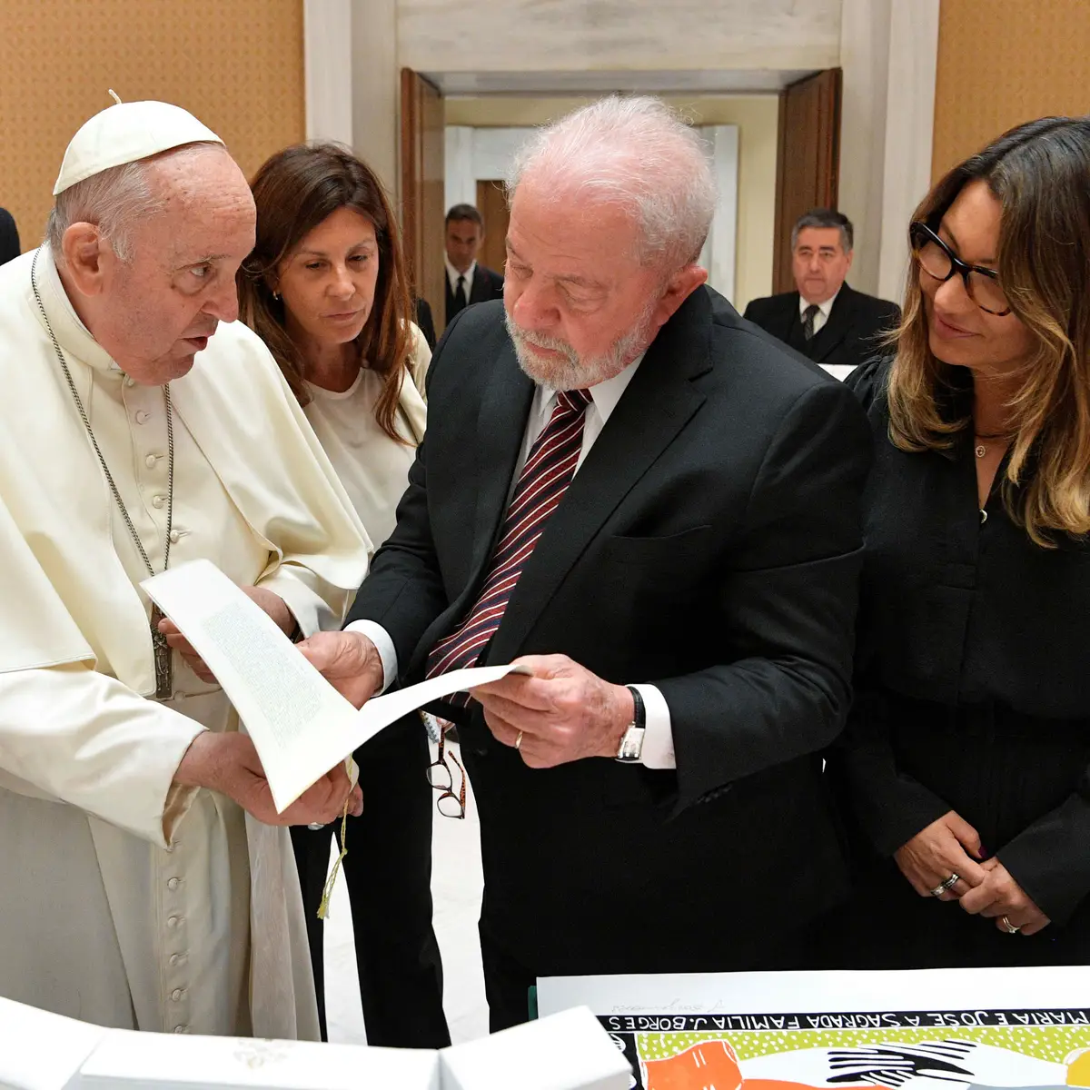 Em reunião de 45 minutos, Lula e papa Francisco conversam sobre a