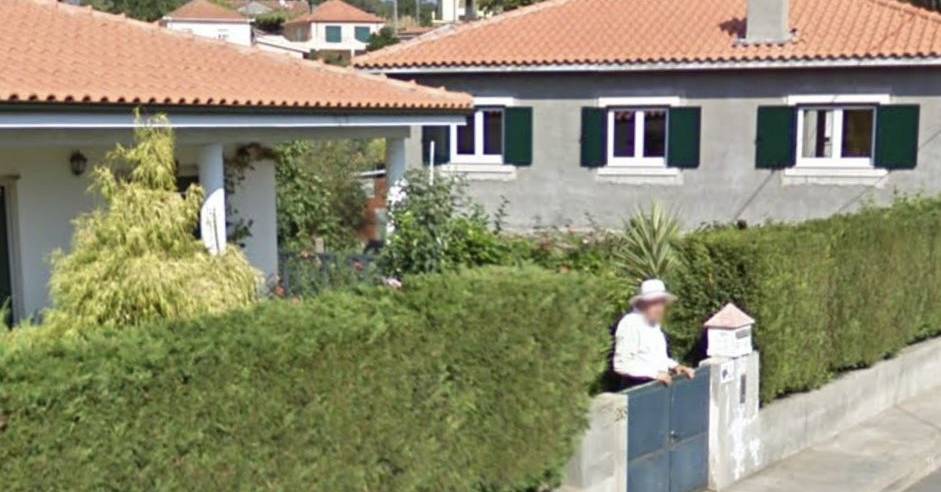 Graças ao Google Maps, netos recordam os avós que ficaram imortalizados à porta de casa