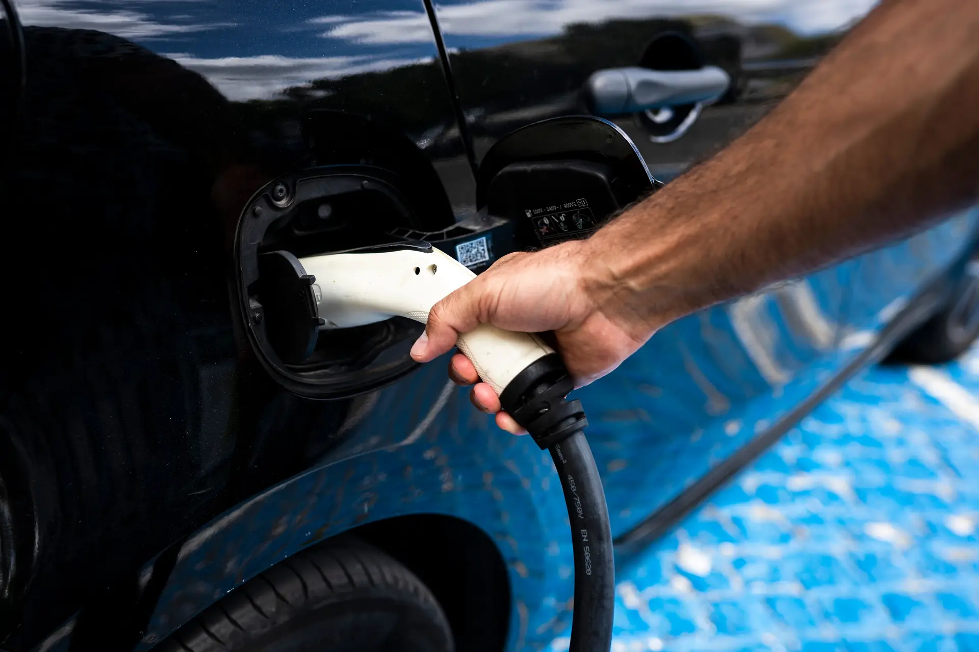 Será que a garagem do condomínio aguenta mais carros elétricos? Este projeto quer provar que sim
