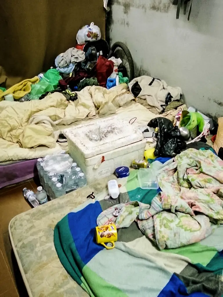 As imagens captadas durante a megaoperação da Polícia Marítima revelam as condições desumanas em que viviam os mariscadores imigrantes