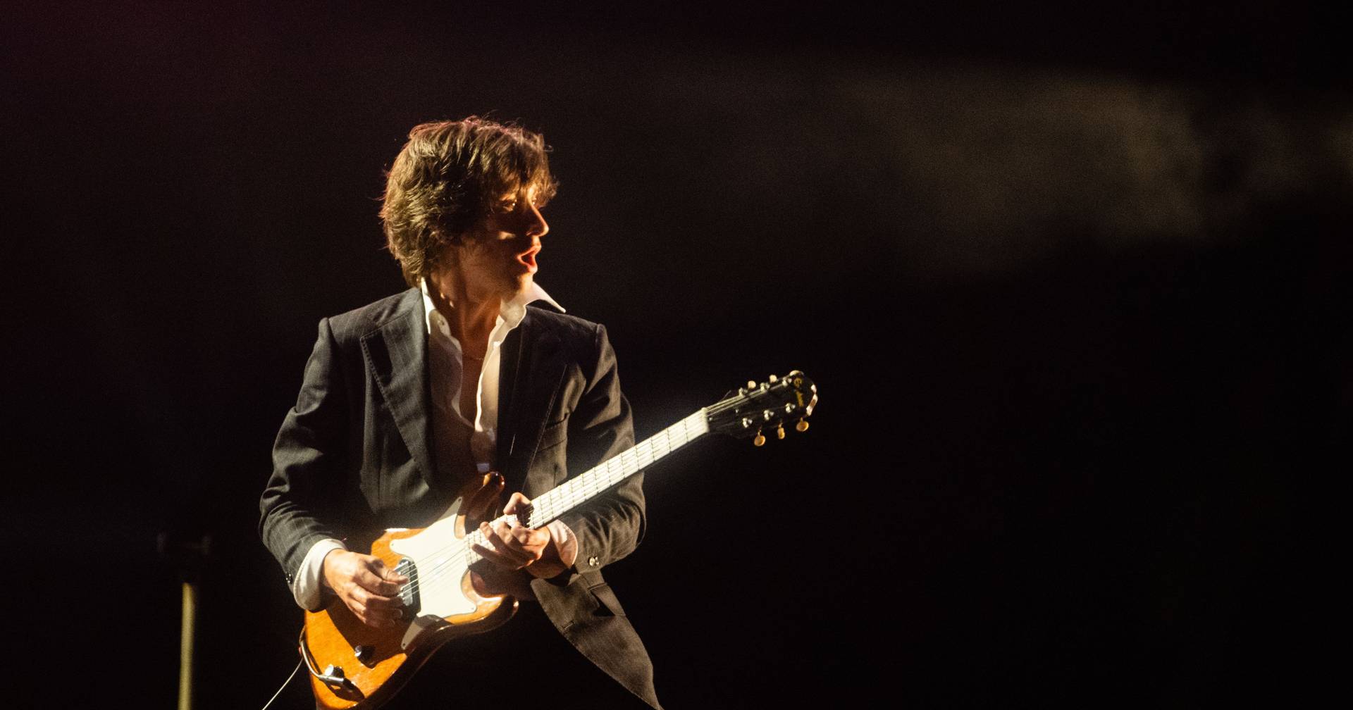 A saúde de Alex Turner permitiu e os Arctic Monkeys voltaram aos palcos