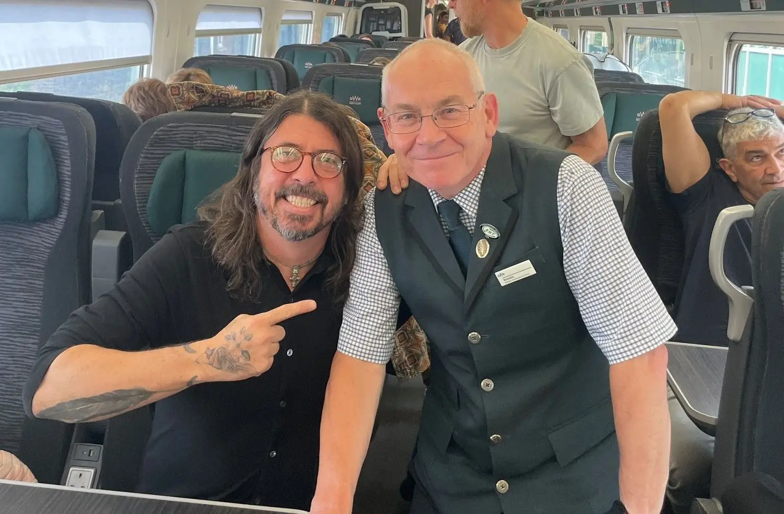 Dave Grohl, dos Foo Fighters, apanhou o comboio para ir ao festival de Glastonbury