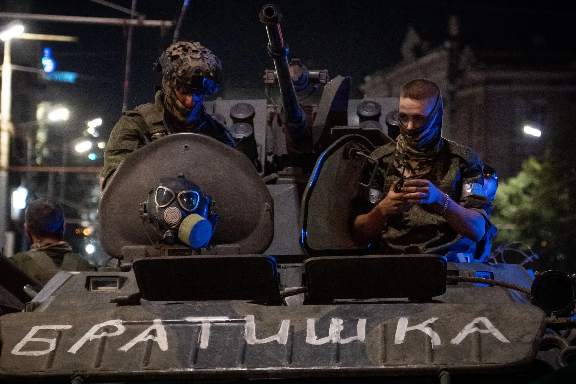 “Irmão”, lê-se no carro dominado por membros do grupo mercenário Wagner em Rostov-on-Don, a 24 de junho de 2023 
