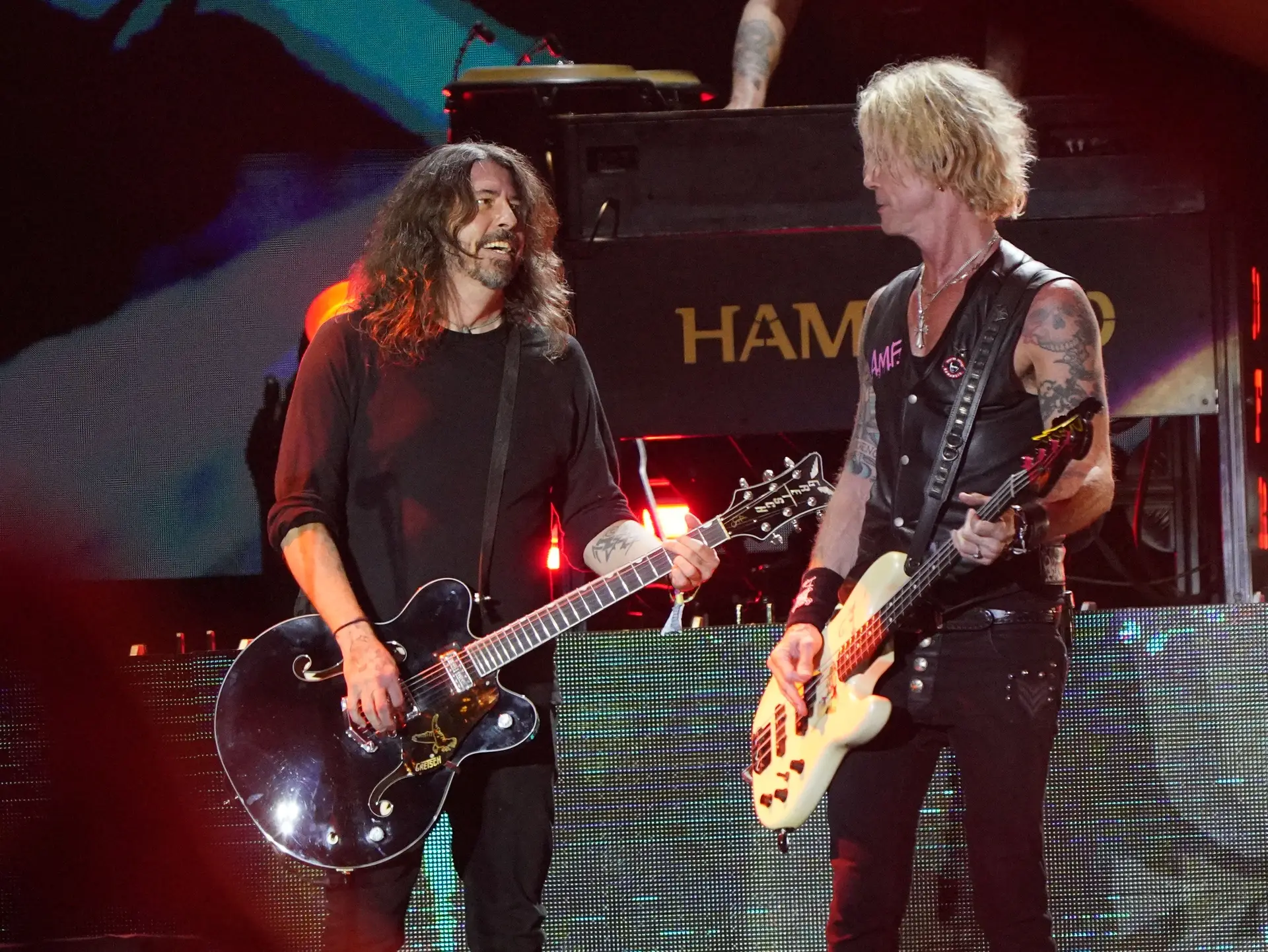 Dave Grohl tocou com os Guns N’ Roses no festival de Glastonbury