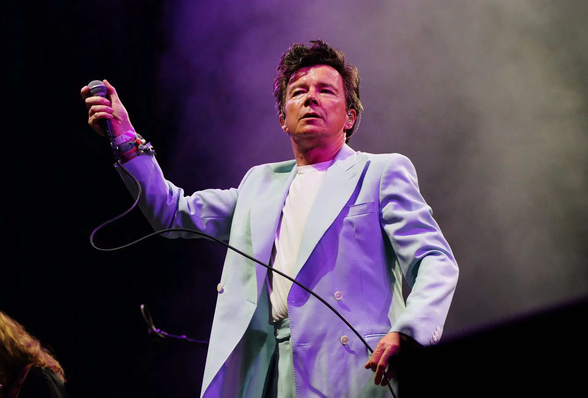 Rick Astley, a voz de ‘Never Gonna Give You Up’, deu um concerto só com canções dos Smiths no festival de Glastonbury
