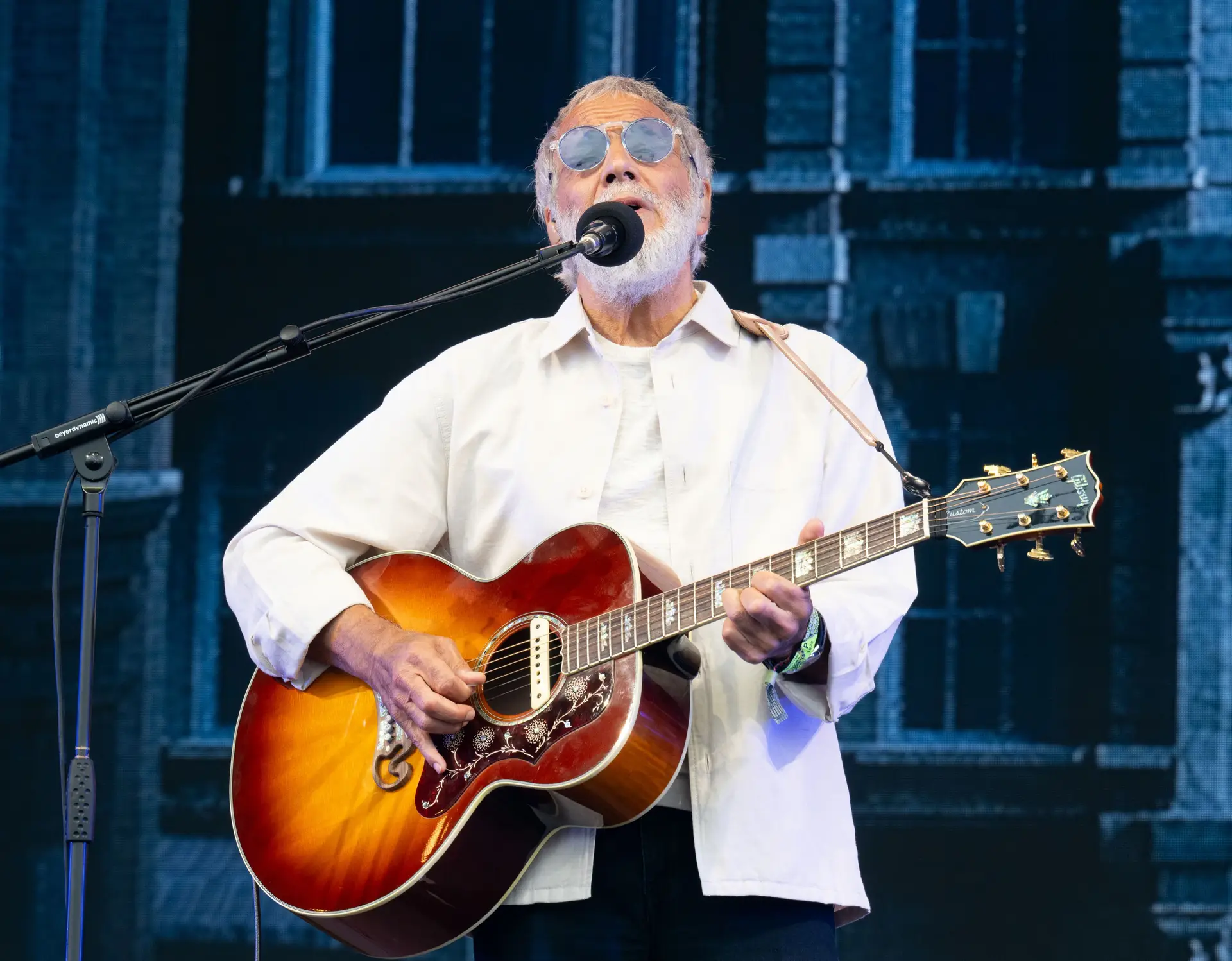 A homenagem de Yusuf/Cat Stevens a George Harrison, dos Beatles, no festival de Glastonbury