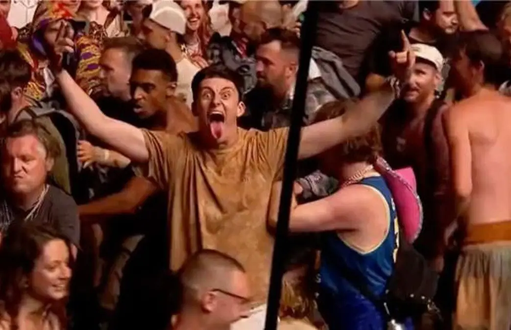 Os Queens of the Stone Age transformaram o festival de Glastonbury num ‘mosh pit’ épico