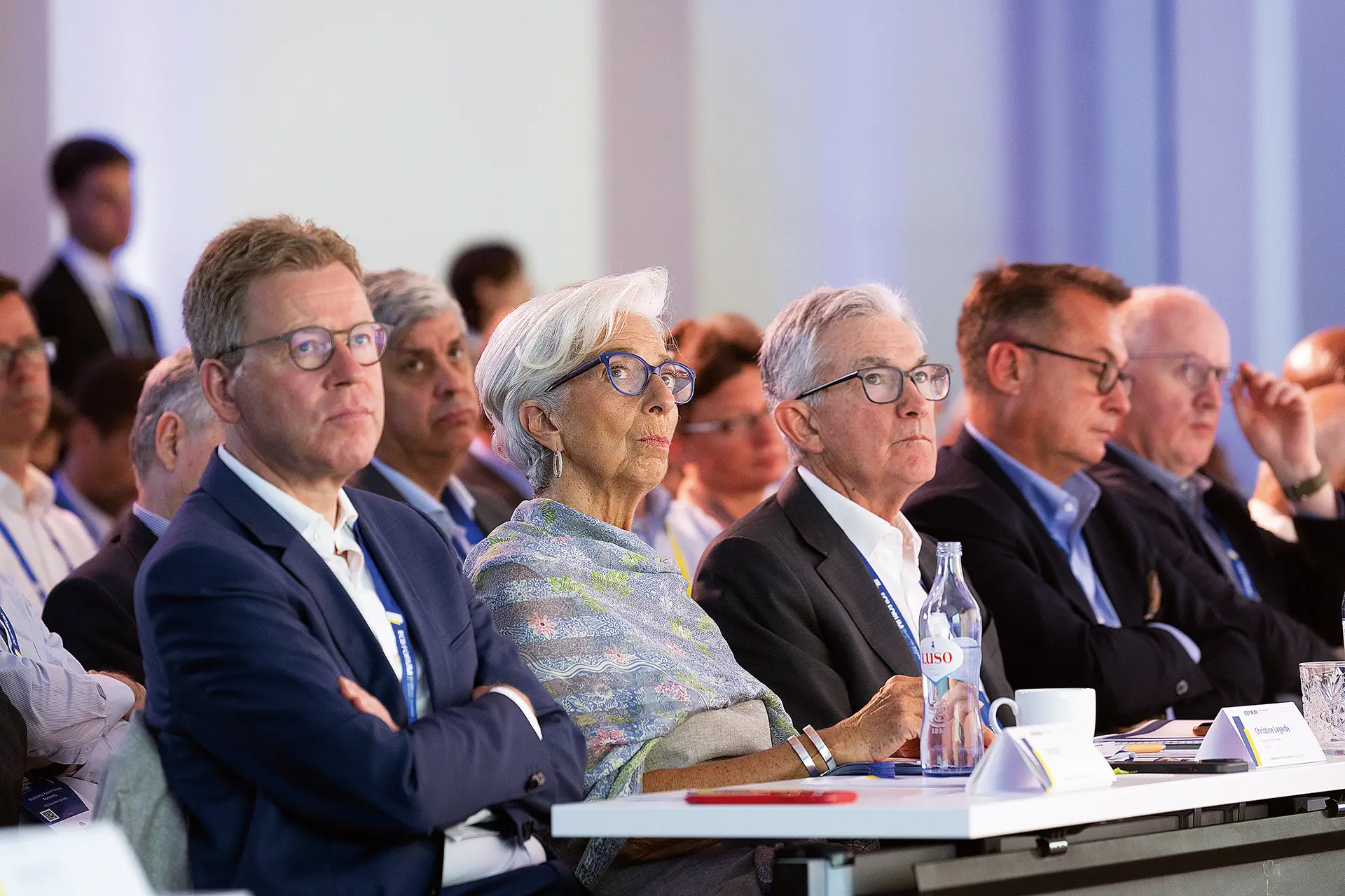 Christine Lagarde e Jerome Powell lado a lado em Sintra de acordo com mais aumentos dos juros