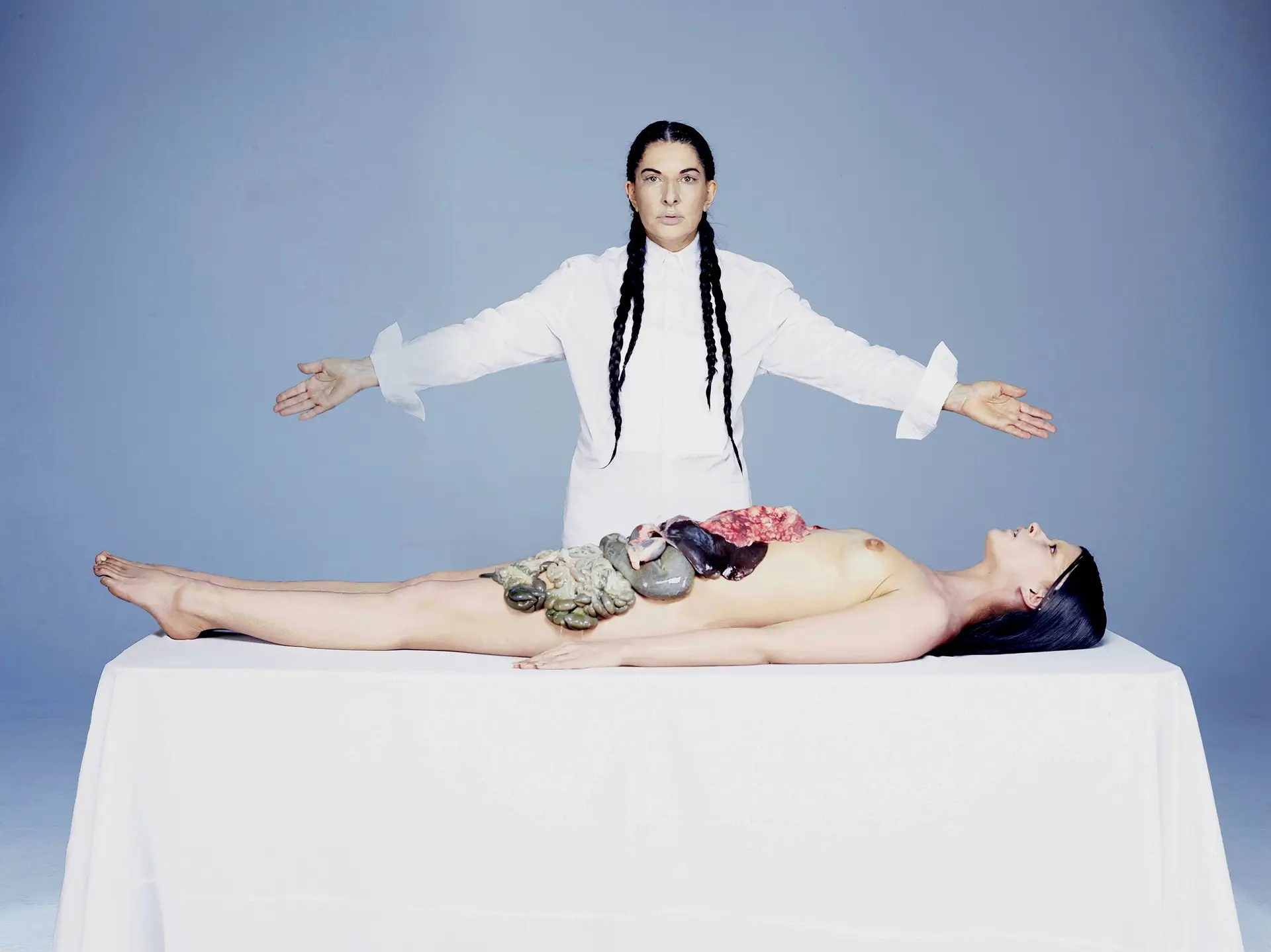 VISCERAL Com “Miracle 3”, que representa a dor e o desespero, Marina Abramović examina a realidade da guerra e o seu impacto na vida humana. A obra está agora patente no Moco Museum, em Barcelona