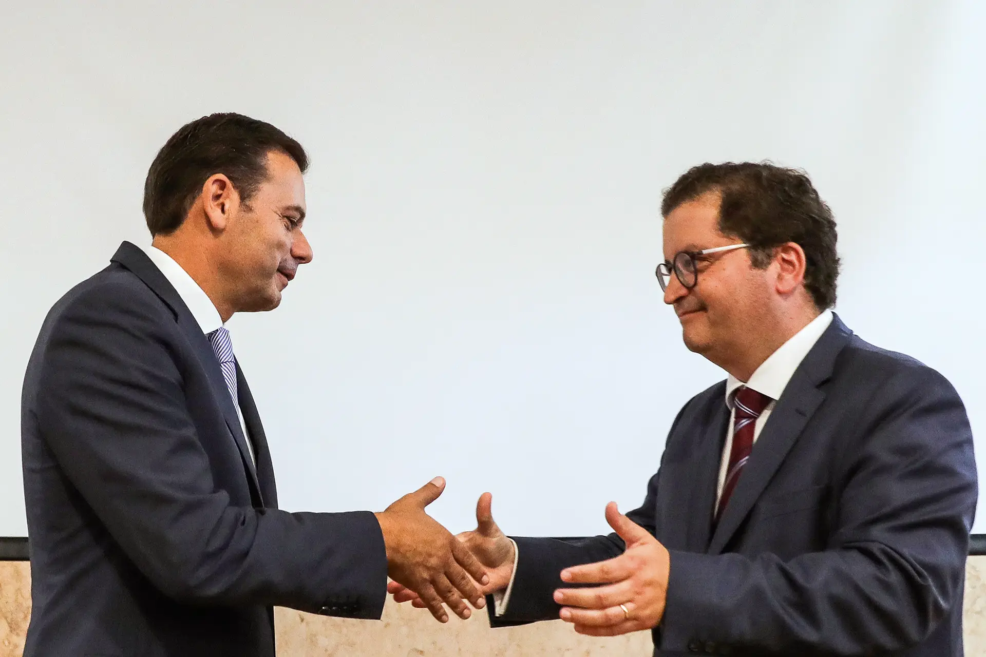 O líder do PSD diz que eventual saída do líder parlamentar seria “completamente disparatada” e “infantil”