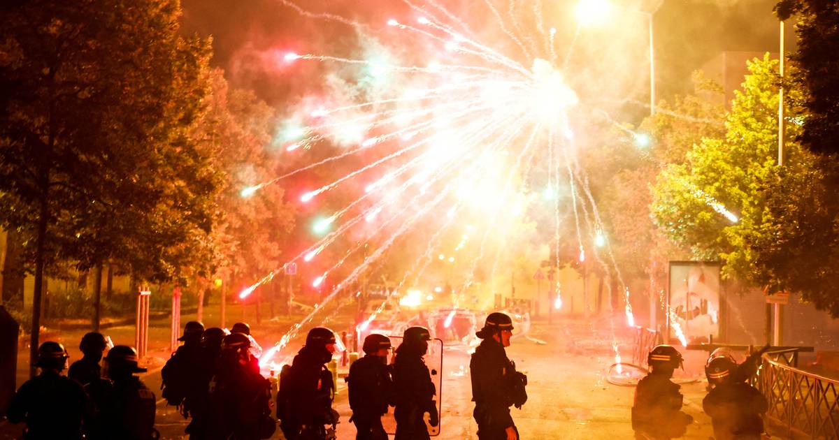 Pelo menos 96 detidos e 255 carros queimados na noite do feriado nacional francês