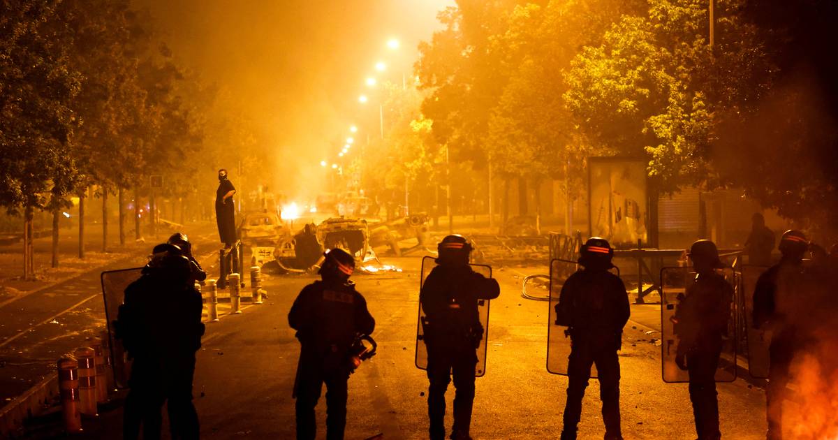 Uma bala rasgou o coração de França: milhares saem às ruas, pilham lojas e incendeiam tudo à sua passagem