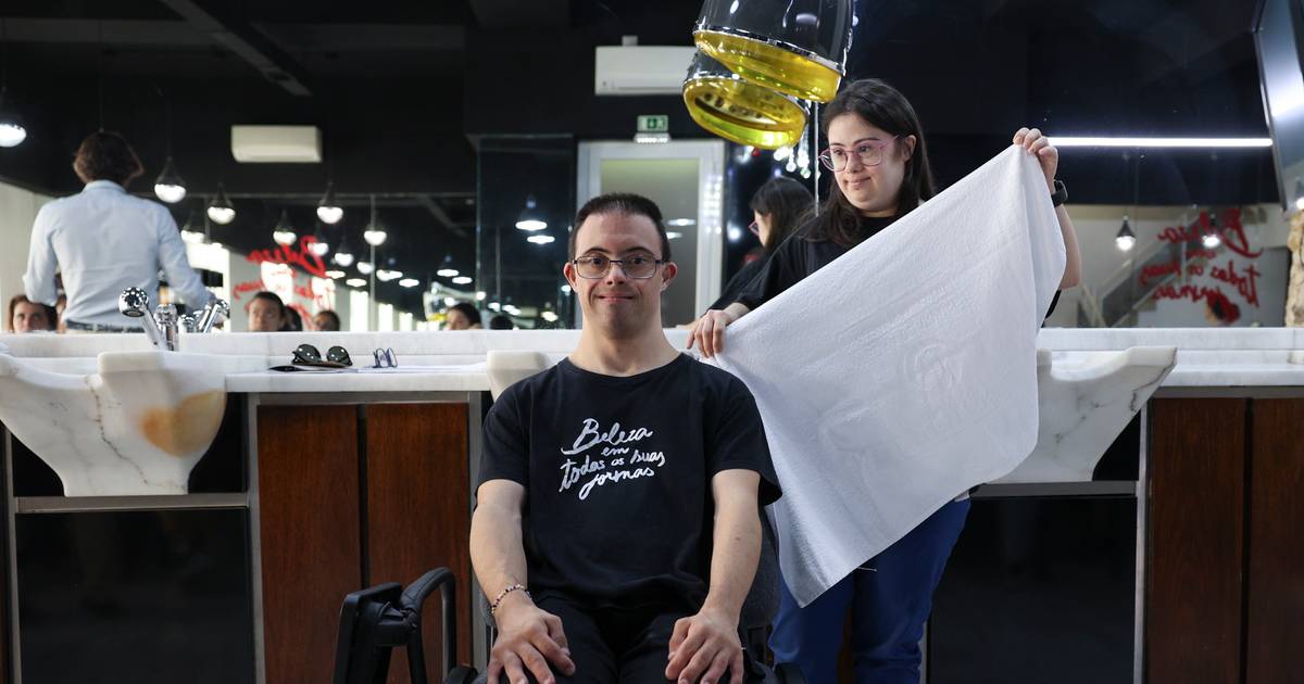“É o meu maior sonho”: projeto inédito dá formação em cabeleireiro a pessoas com deficiência