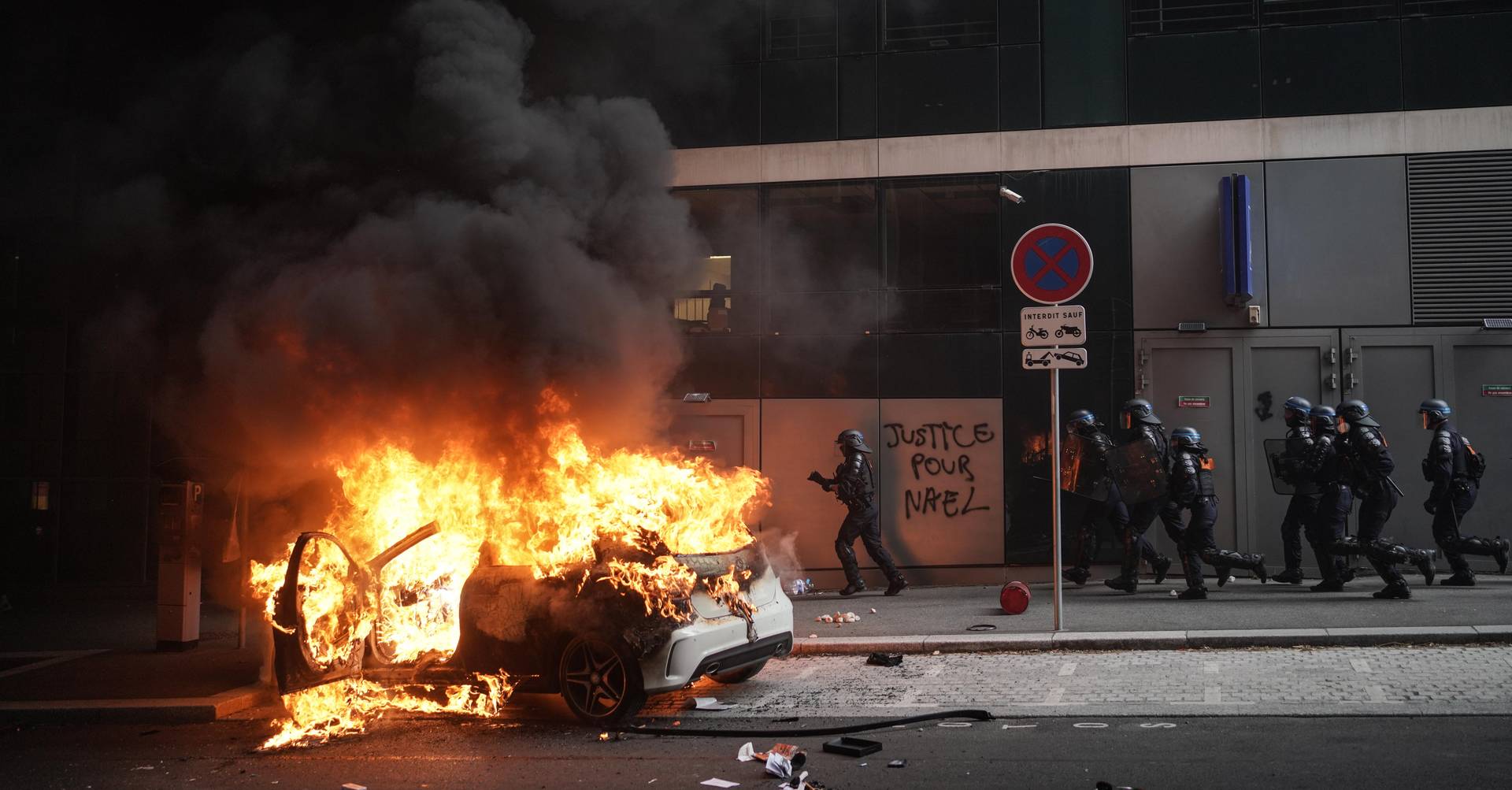 Un pompier tué et plus de 150 arrêtés lors de la cinquième nuit d’émeutes en France