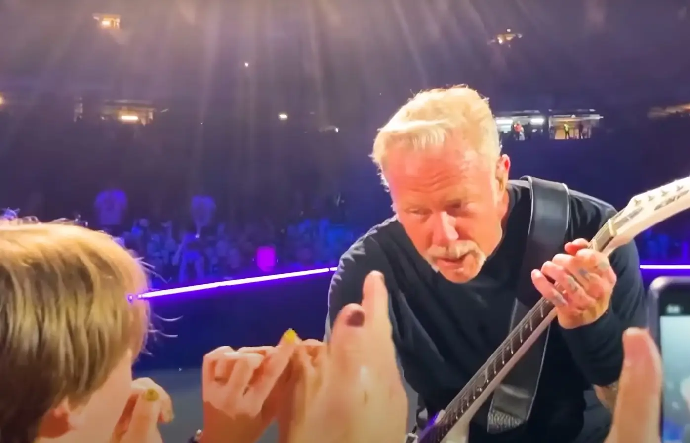 Fã desliga o som da guitarra de James Hetfield em concerto dos Metallica