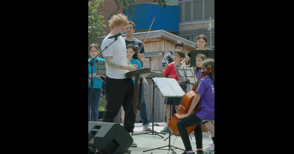 Ed Sheeran apareceu de surpresa num concerto de jovens músicos numa praça em Boston