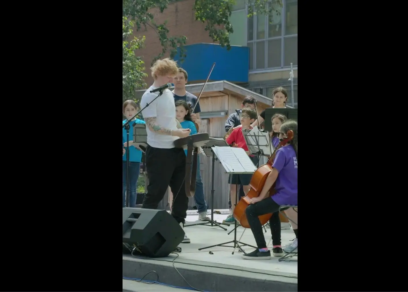 Ed Sheeran apareceu de surpresa num concerto de jovens músicos numa praça em Boston