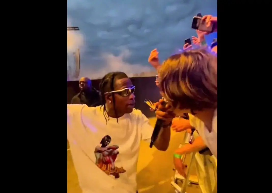 A poucos dias de atuar no Rolling Loud Portugal, Travis Scott deu as suas roupas e calçado a um fã durante concerto