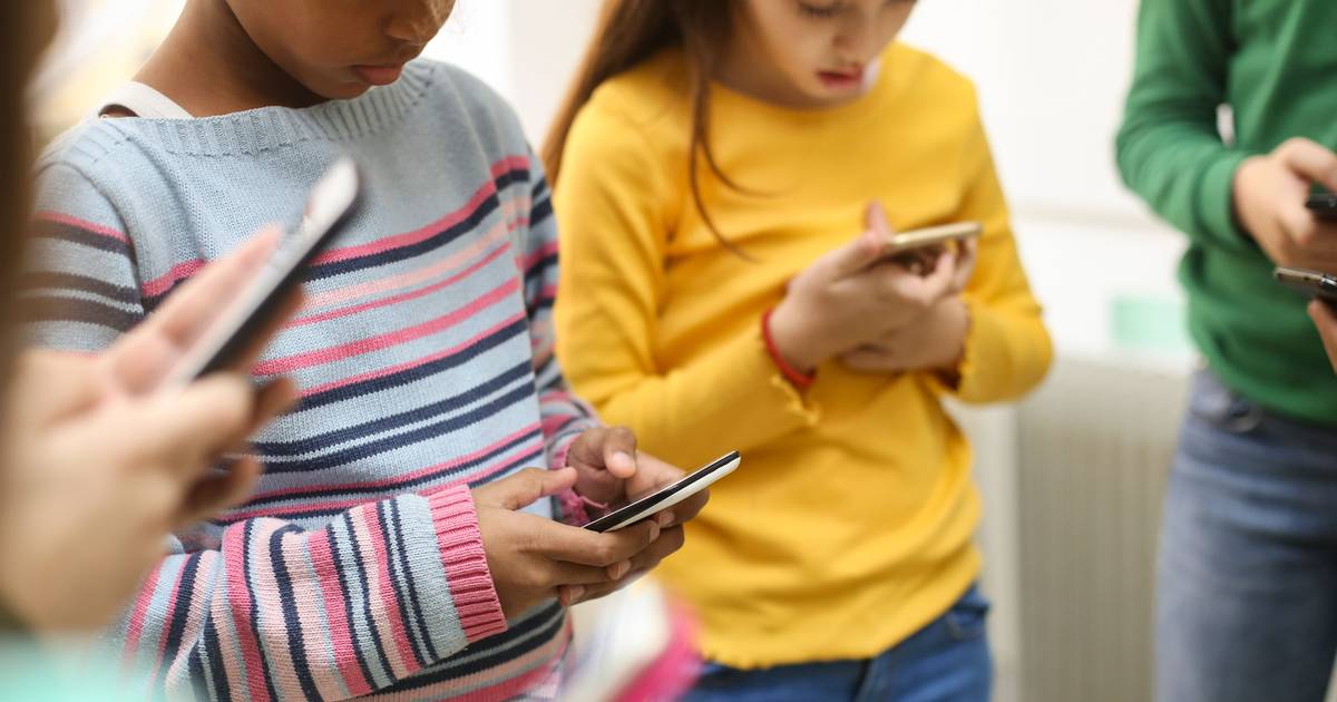 Fim dos telemóveis nas escolas: o resgate dos sequestrados digitais