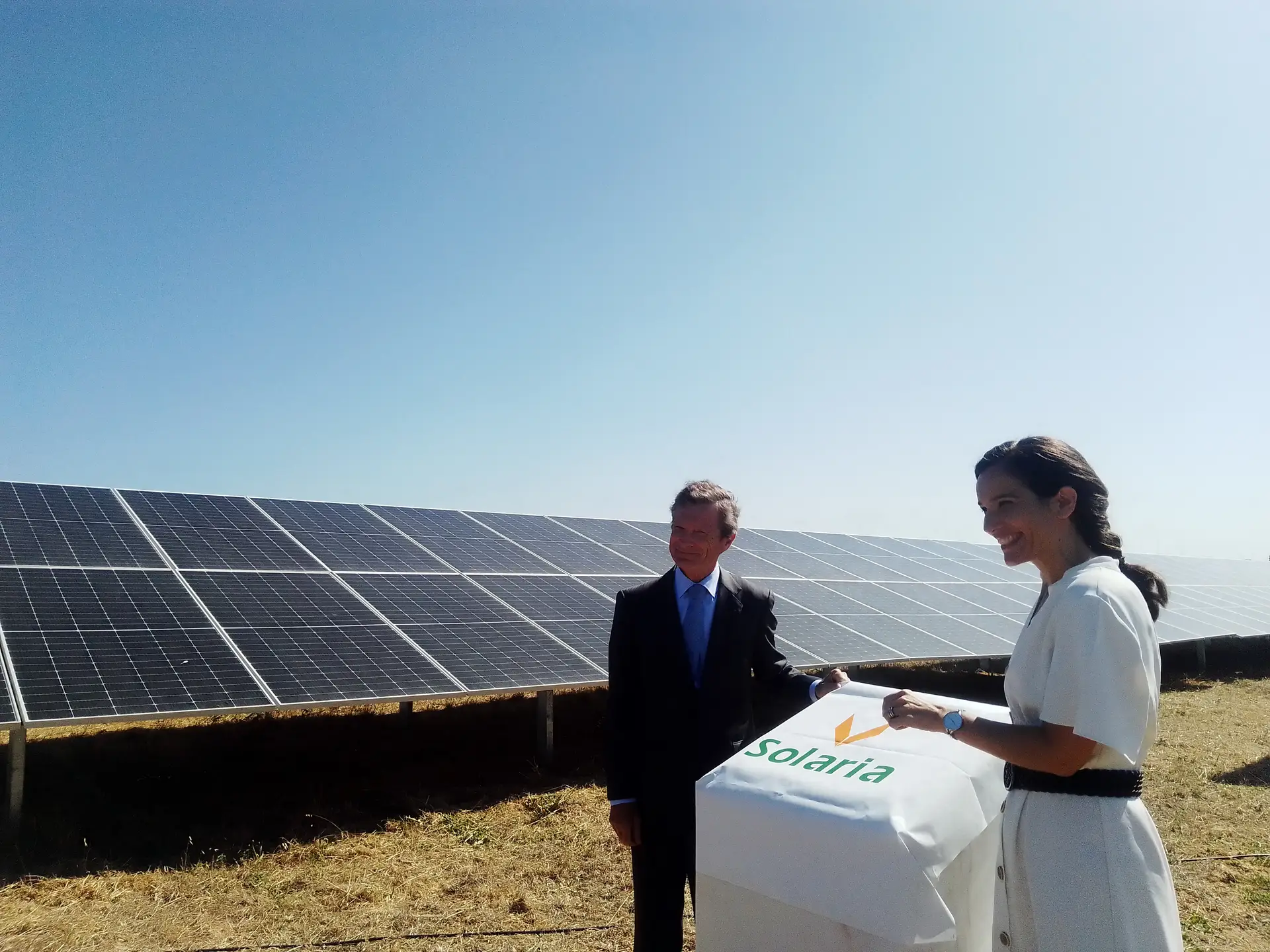 A secretária de Estado da Energia e Clima, Ana Fontoura Gouveia, e o conselheiro económico da Embaixada de Espanha, Pedro Moriyón, inauguraram a central solar da Solaria em Alenquer.