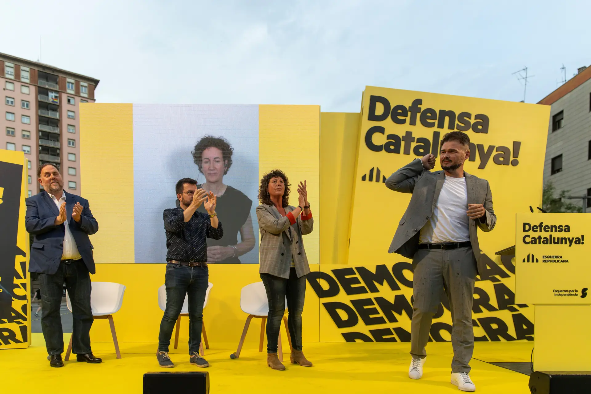 Campanha da Esquerda Republicana da Catalunha para as legislativas espanholas de 23 de julho: o líder do partido, Oriol Junqueras; a dirigente fugitiva Marta Rovira (no ecrã); o presidente do governo regional catalão, Pere Aragonès; o líder parlamentar no Congresso dos Deputados, Gabriel Rufián; e a governante regional Teresa Jordà