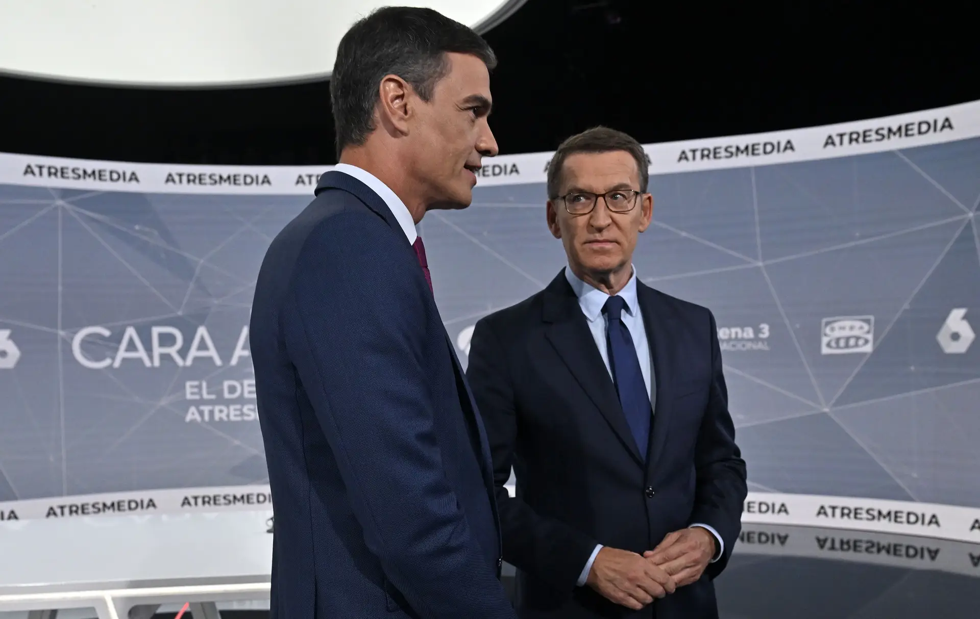O socialista Pedro Sánchez e o conservador Alberto Núñez Feijóo debateram quase duas horas no horário nobre da televisão
