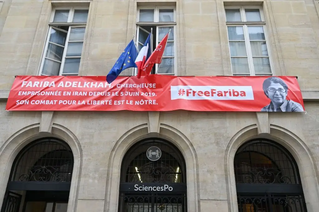 Esta tarja, colocada na fachada do Instituto de Estudos Políticos de Paris (Sciences Po), apela à libertação da antropóloga Fariba Adelkhah, que está presa no Irão