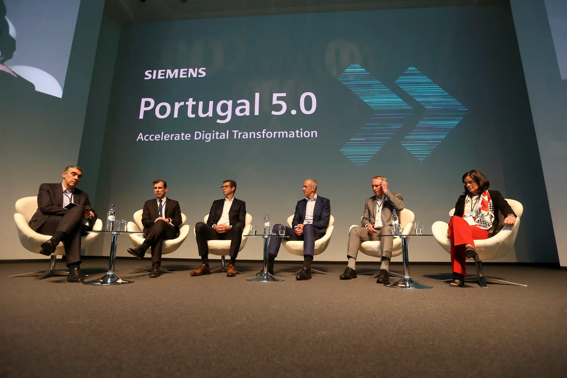 No debate moderado por Fernando Silva (Siemens Portugal) participaram Miguel Stilwell d'Andrade (EDP), Thomas Hegel Gunther (Volkswagen Autoeuropa), Roland Busch (Siemens AG), Jean-Luc Herbeaux (Hovione) e Isabel Vaz (Luz Saúde)