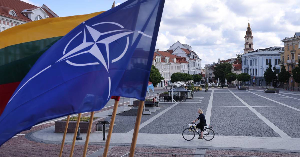Hungria também dá luz verde à entrada da Suécia na NATO, Rússia ataca Odessa mas Ucrânia diz ter intercetado os drones