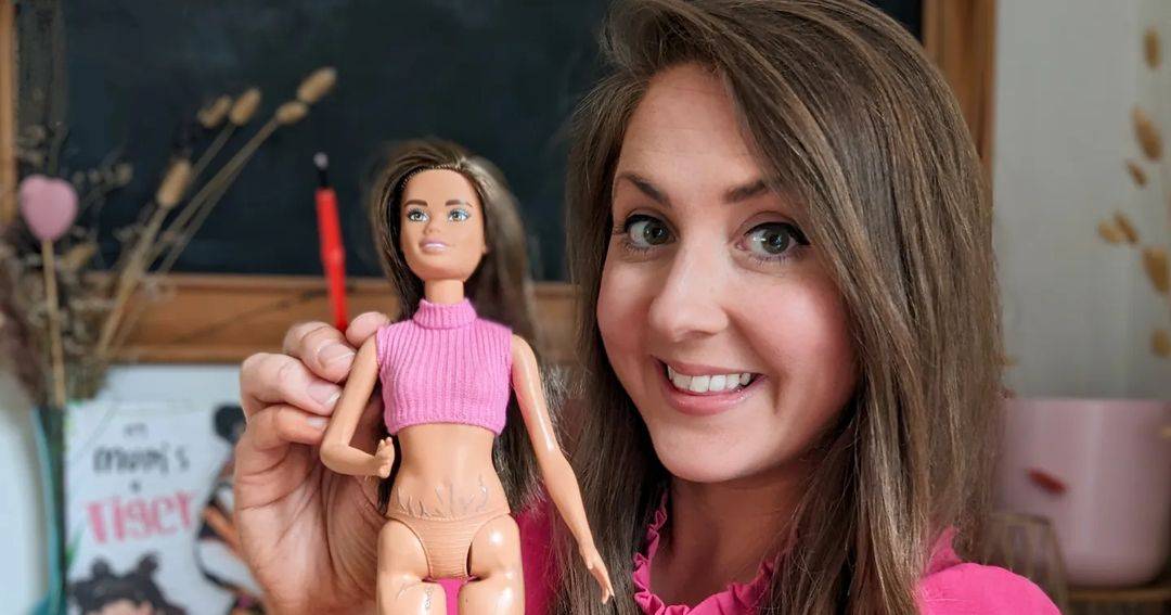 Mãe desenha estrias na Barbie da filha para ela “saber que é normal tê-las”