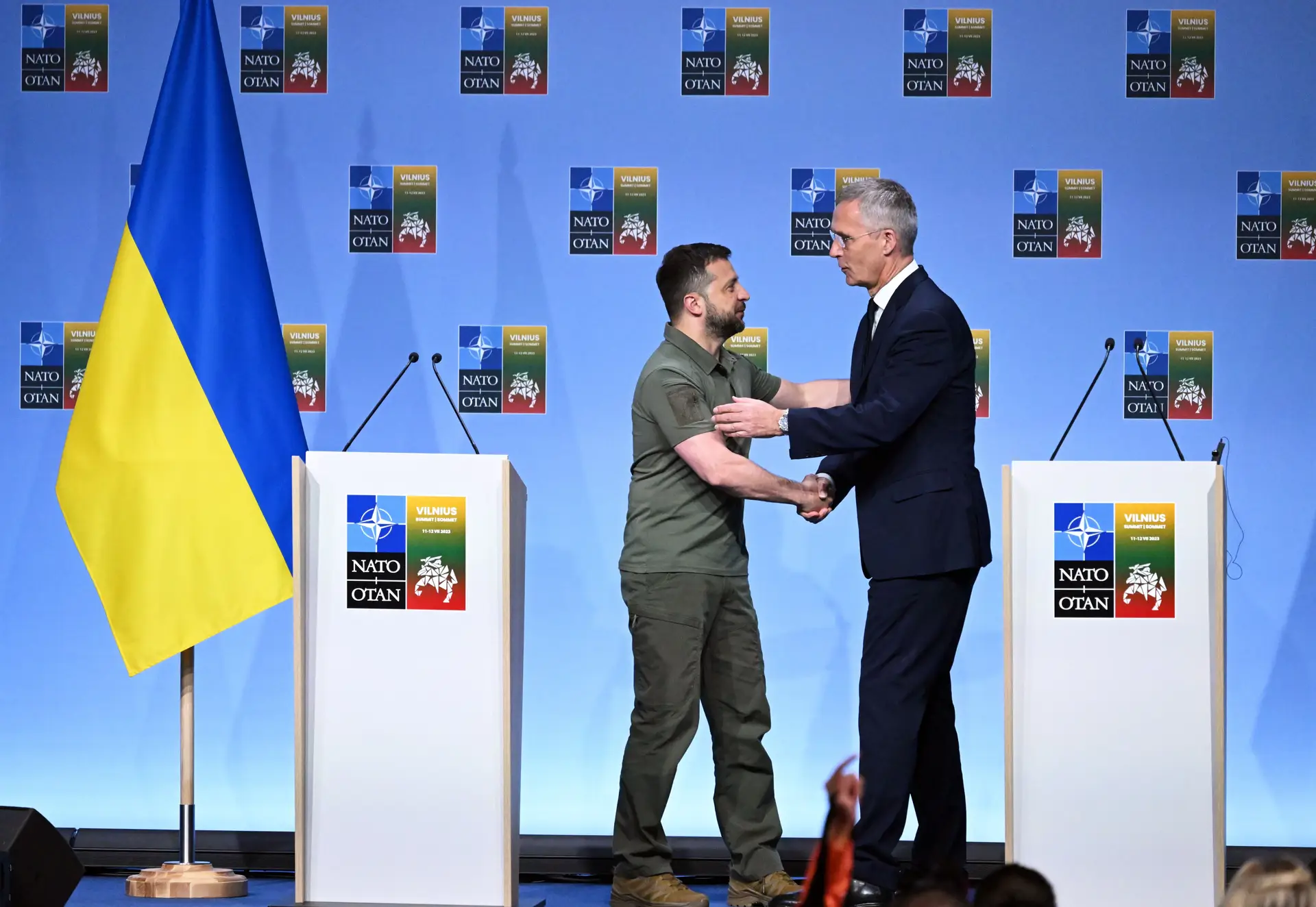 Saudação entre o Presidente da Ucrânia, Volodymyr Zelensky, e o secretário-geral da NATO, Jens Stoltenberg, na cimeira da Aliança Atlântica em Vílnius, Lituânia 