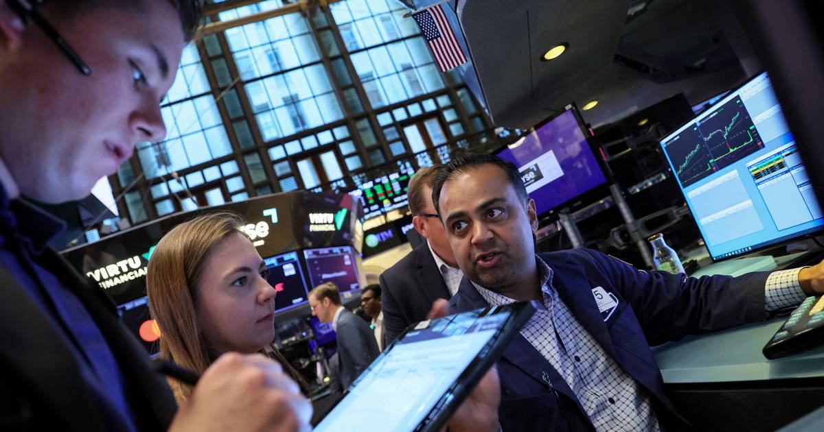 Inflação abranda e Wall Street fecha em alta a melhor sessão de julho